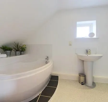 Waters Edge Apartment *
